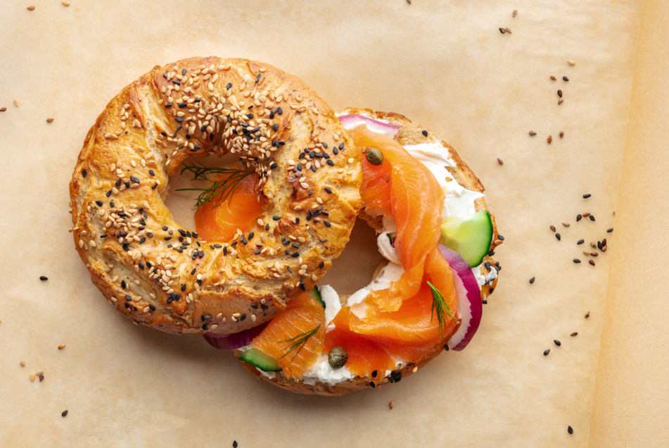 bajgiel z wędzonym łososiem