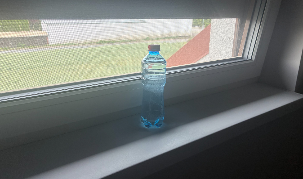 Butelka z wodą na parapecie