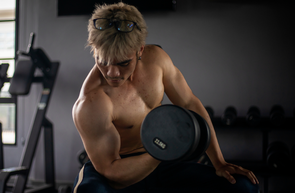 dieta a mięśnie i trening na siłowni