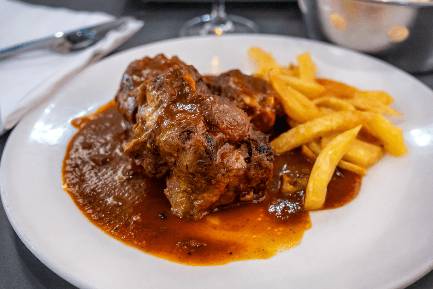 hiszpański gulasz rabo de toro z ogonów wołowych