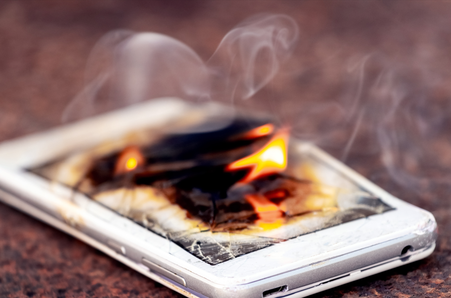 jak bezpiecznie ładować telefon