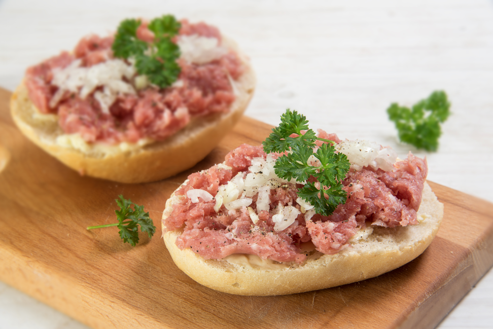 kanapka z kiełbasą metką