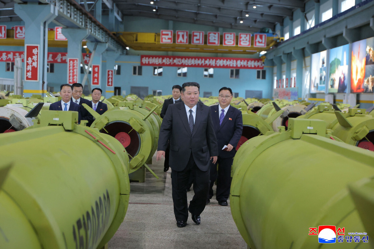 Korea Północna. Kim Dzong Un w fabryce rakiet balistycznych