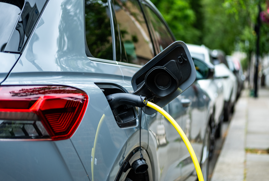 ładowanie samochodu elektrycznego