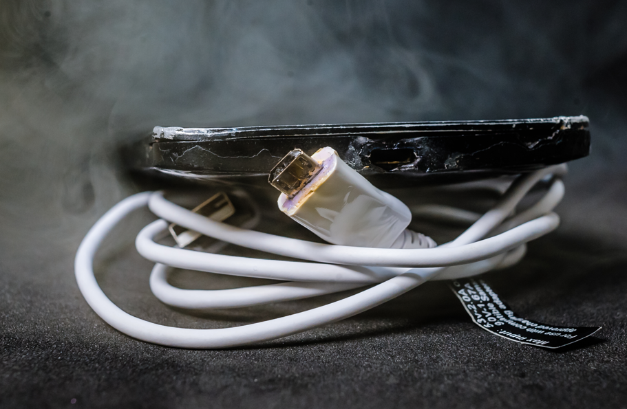 ładowanie telefonu i pożar