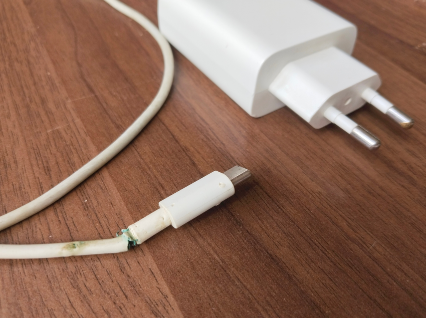 ładowarka do telefonu i uszkodzony kabel