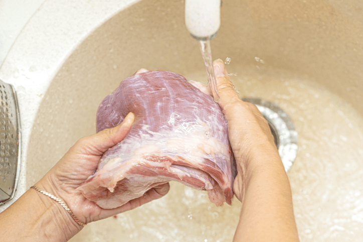 nie myj surowego mięsa w kuchni