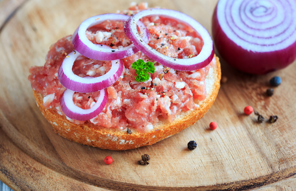 niemiecka kanapka i śniadanie Mettbrotchen