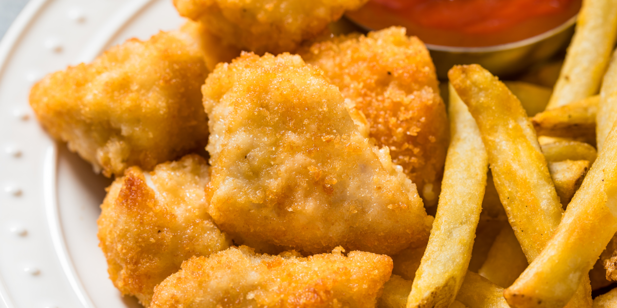 nuggetsy z kurczaka i mięso mom w składzie