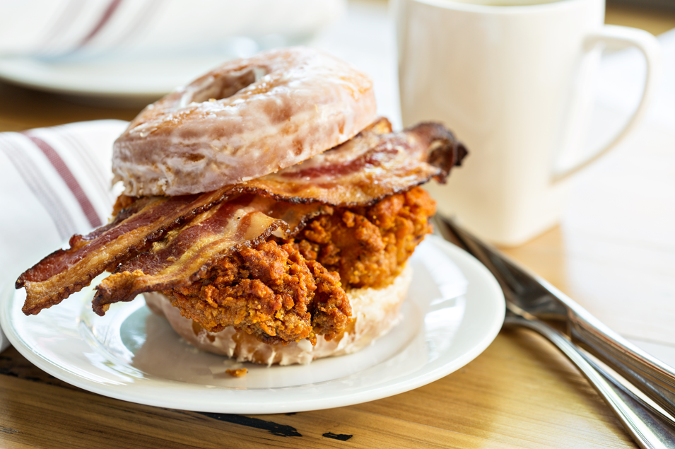 pączek amerykański, z bekonem i ostrym kurczakiem