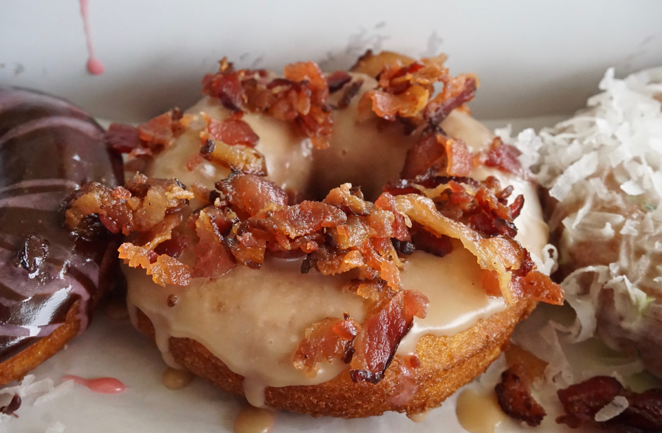 pączek z karmelem i bekonem