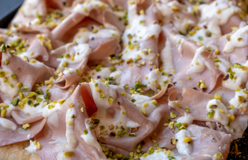 pizza z mortadelą i pistacjami