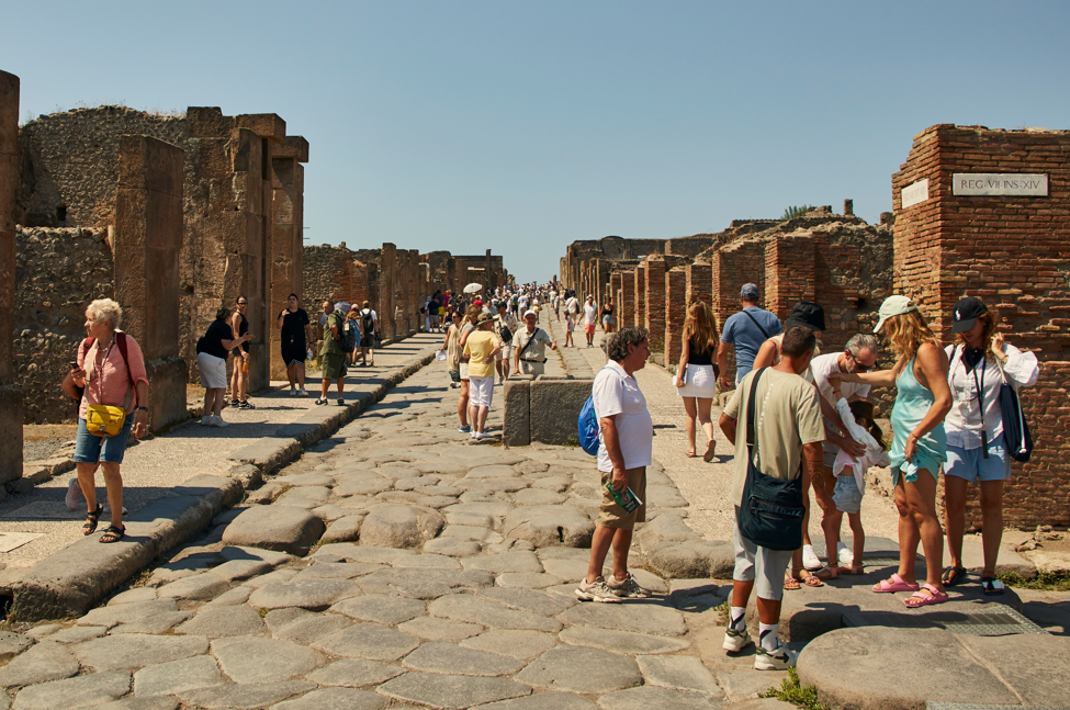 Pompeje ruiny i turystyka