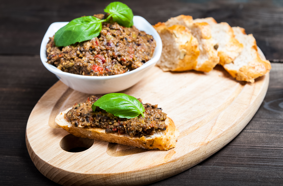 przekąski tapas, pasta z anchois i oliwek
