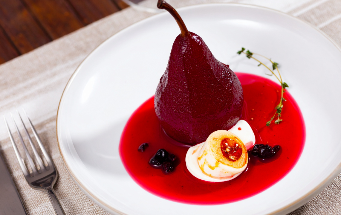 przepis na deser, gruszka w sosie z czerwonego wina