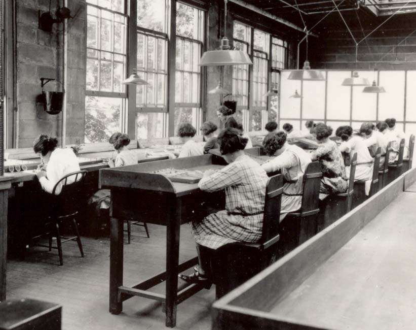 Radowe dziewczyny podczas pracy w fabryce USRC w Orange, ok. 1922