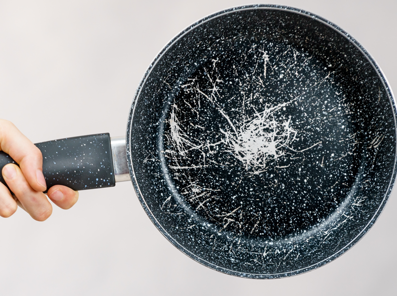 stara porysowana patelnia