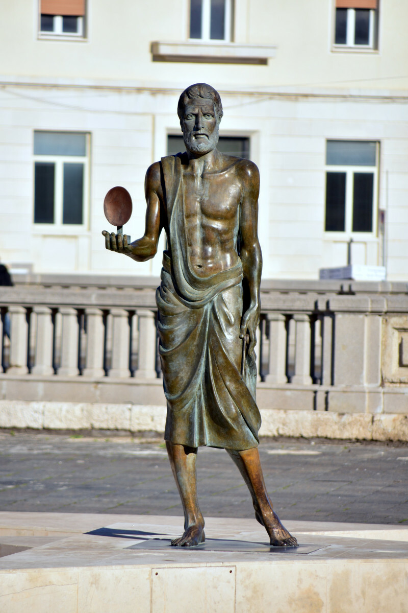 Syrakuzy, Sycylia, Włochy. Pomnik Archimedesa