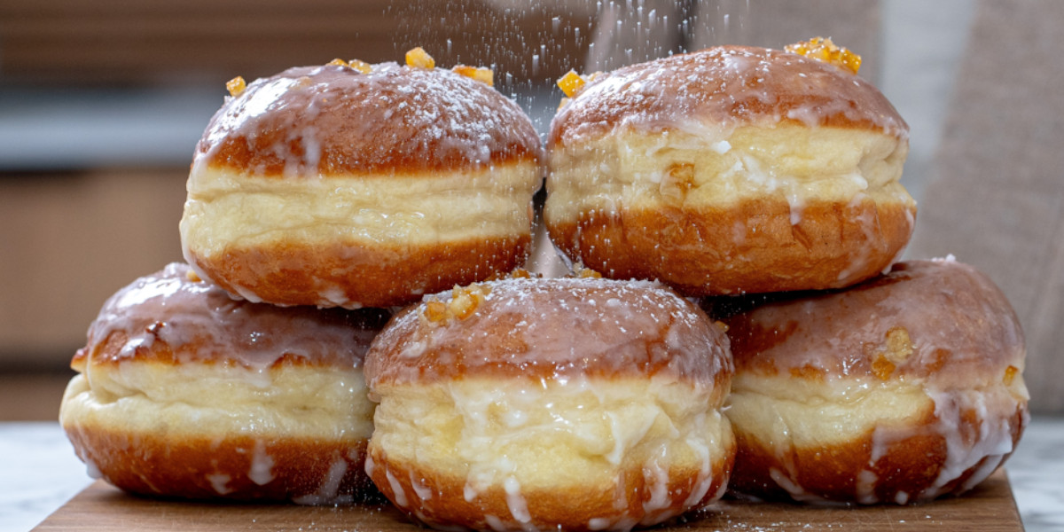 tłusty czwartek 2026, domowe pączki z cukrem pudrem