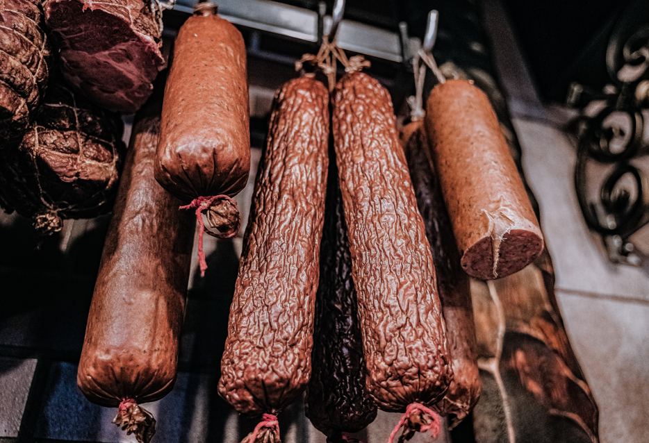 tradycyjne polskie kiełbasy wędzone