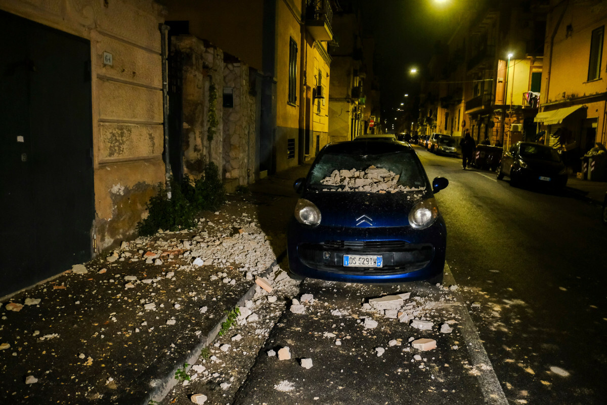 Włochy, Campi Flegrei, trzęsienie ziemi