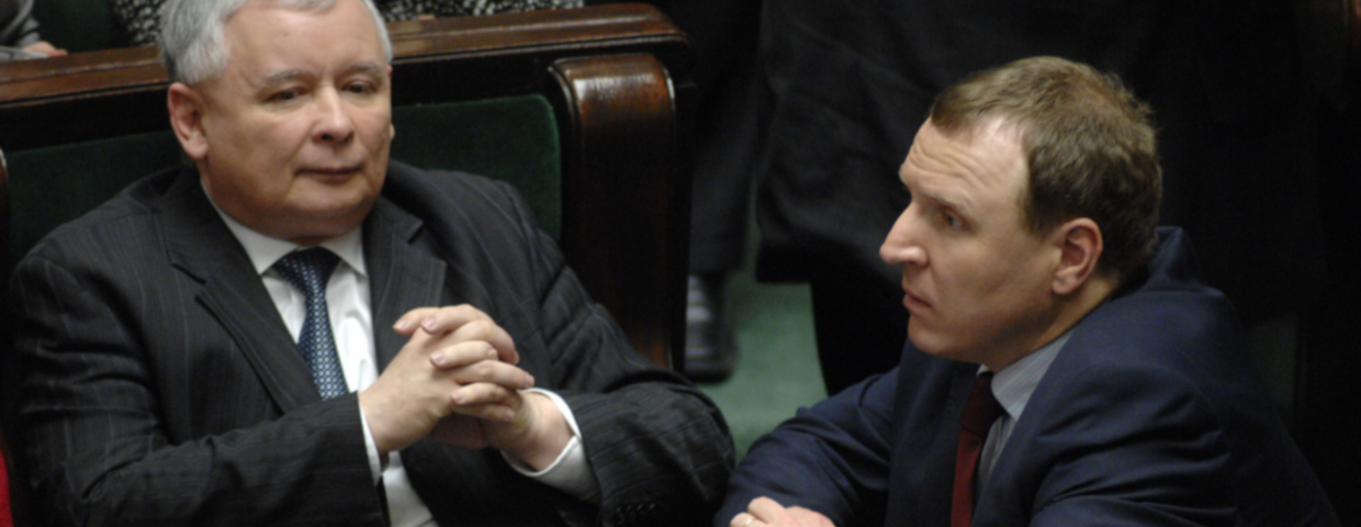 https://gfx.planeta.pl/var/planetapl/storage/images/wiadomosci/polityka/tvp-i-kurski-tak-pis-daje-dotacje-na-media.-szokujace-informacje/3307786-1-pol-PL/Tak-Kaczynski-daje-Kurskiemu.-Spelni-jego-mokry-sen_article.png